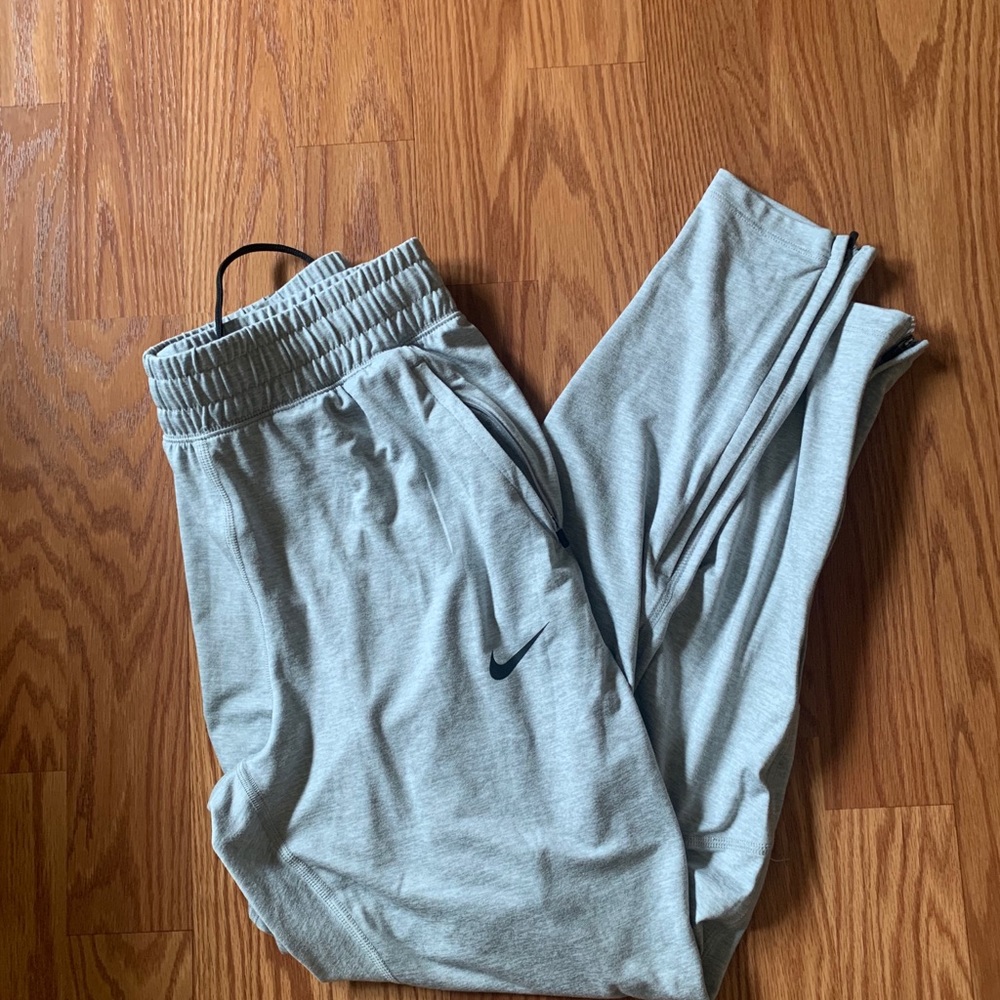 NWOT Nike tight fitted joggers